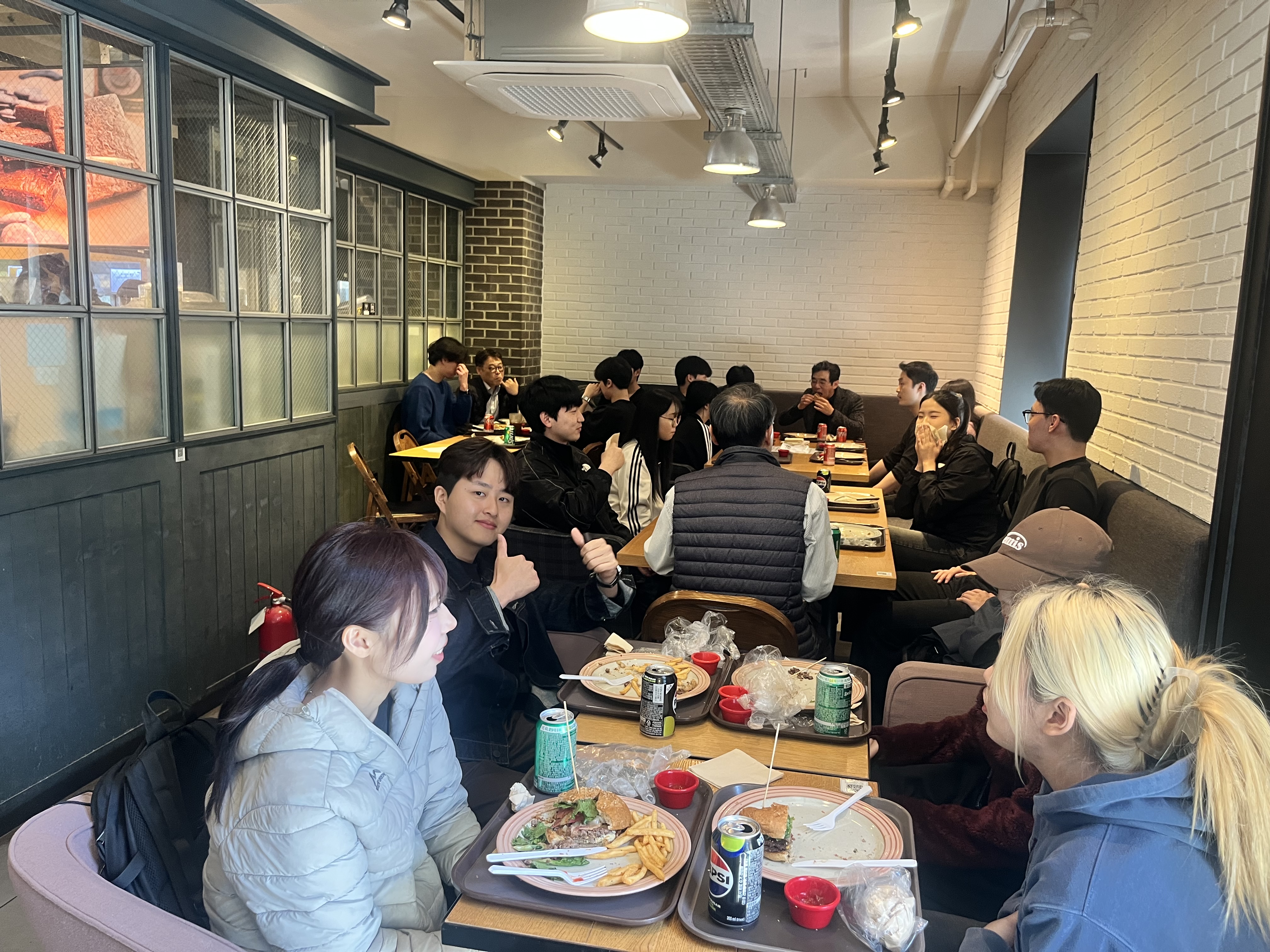 🍔 햄버거와 함께하는 'AI경영 밀착 네트워킹' 현장!